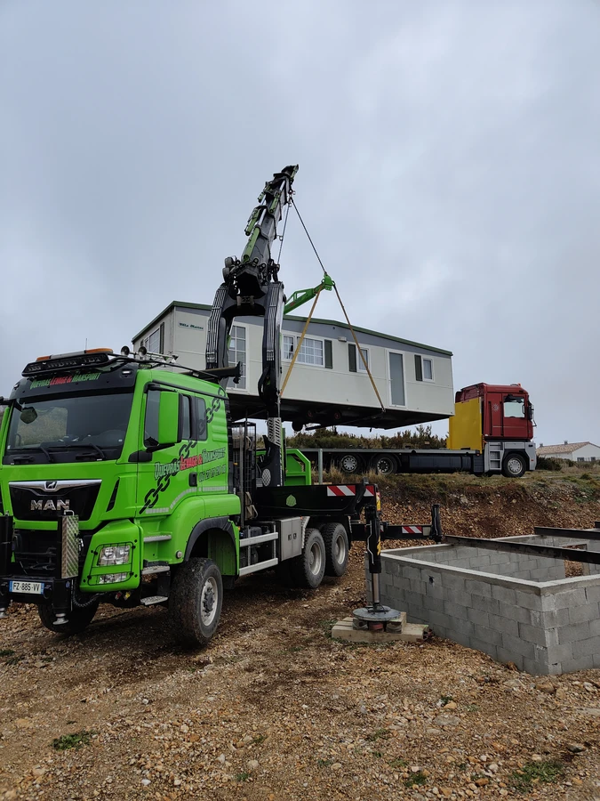 Grutage d'un mobil-home avec un camion équipé