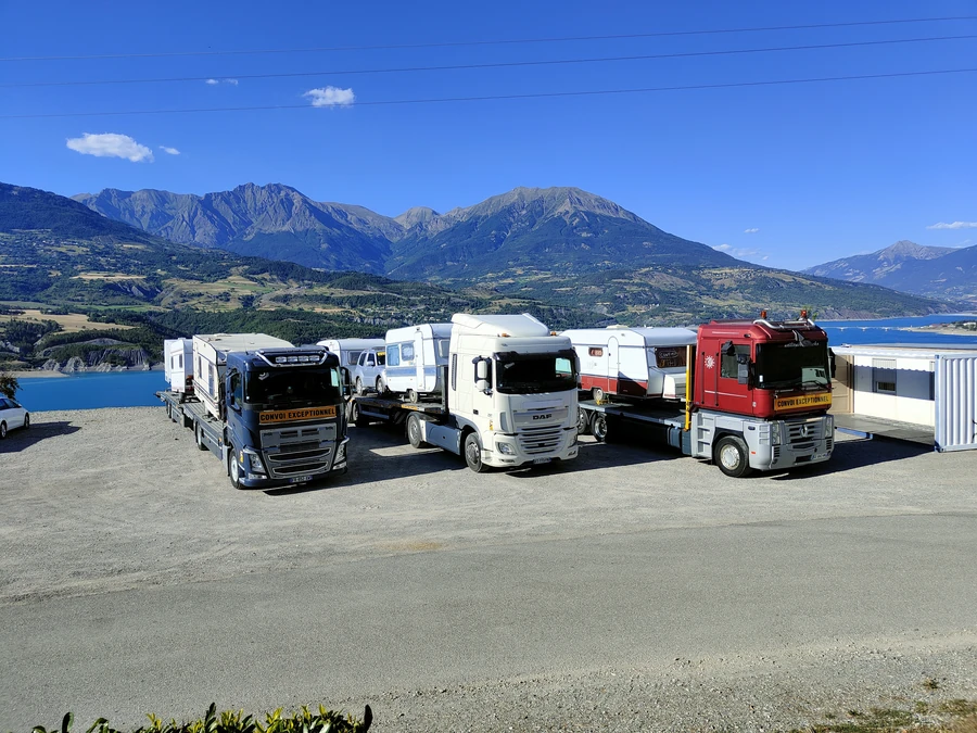 Flotte de camions de transport de mobil-homes au bord du lac de Serre-Ponçon